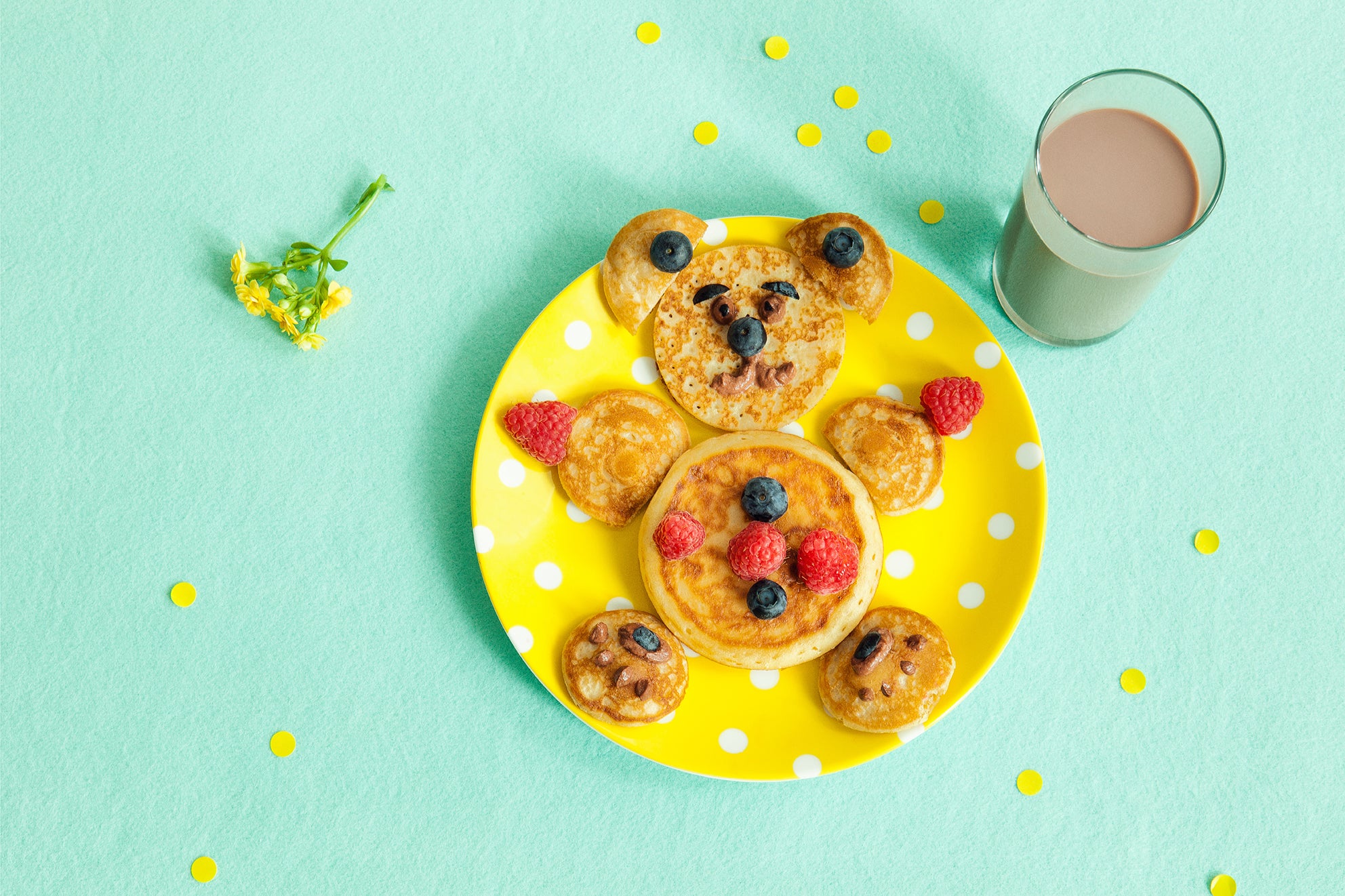 orman meyveli krepten ayıcık ve yanında bir bardak Nesquik orman meyveli krepten ayıcık ve yanında bir bardak Nesquik