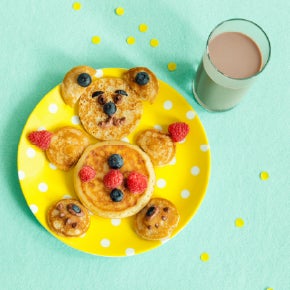 orman meyveli krepten ayıcık ve yanında bir bardak Nesquik