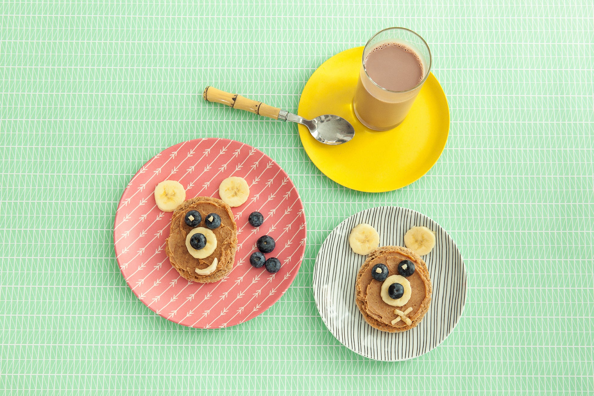muzlu ve fıstık ezmeli ayıcıklar ve yanında bir bardak Nesquik muzlu ve fıstık ezmeli ayıcıklar ve yanında bir bardak Nesquik