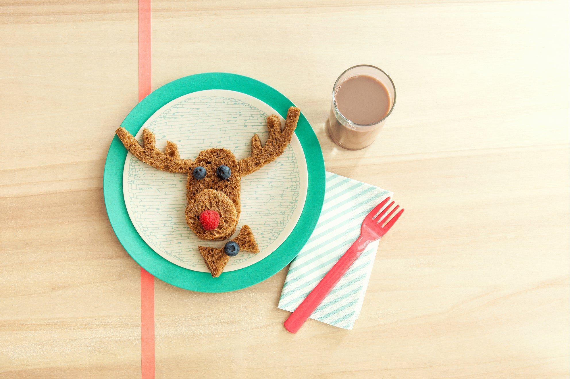 yabanmersinli ekmekten geyik ve yanında bir bardak Nesquik yabanmersinli ekmekten geyik ve yanında bir bardak Nesquik