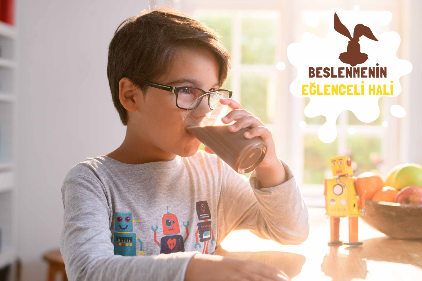bir bardak Nesquik içen çocuk bir bardak Nesquik içen çocuk