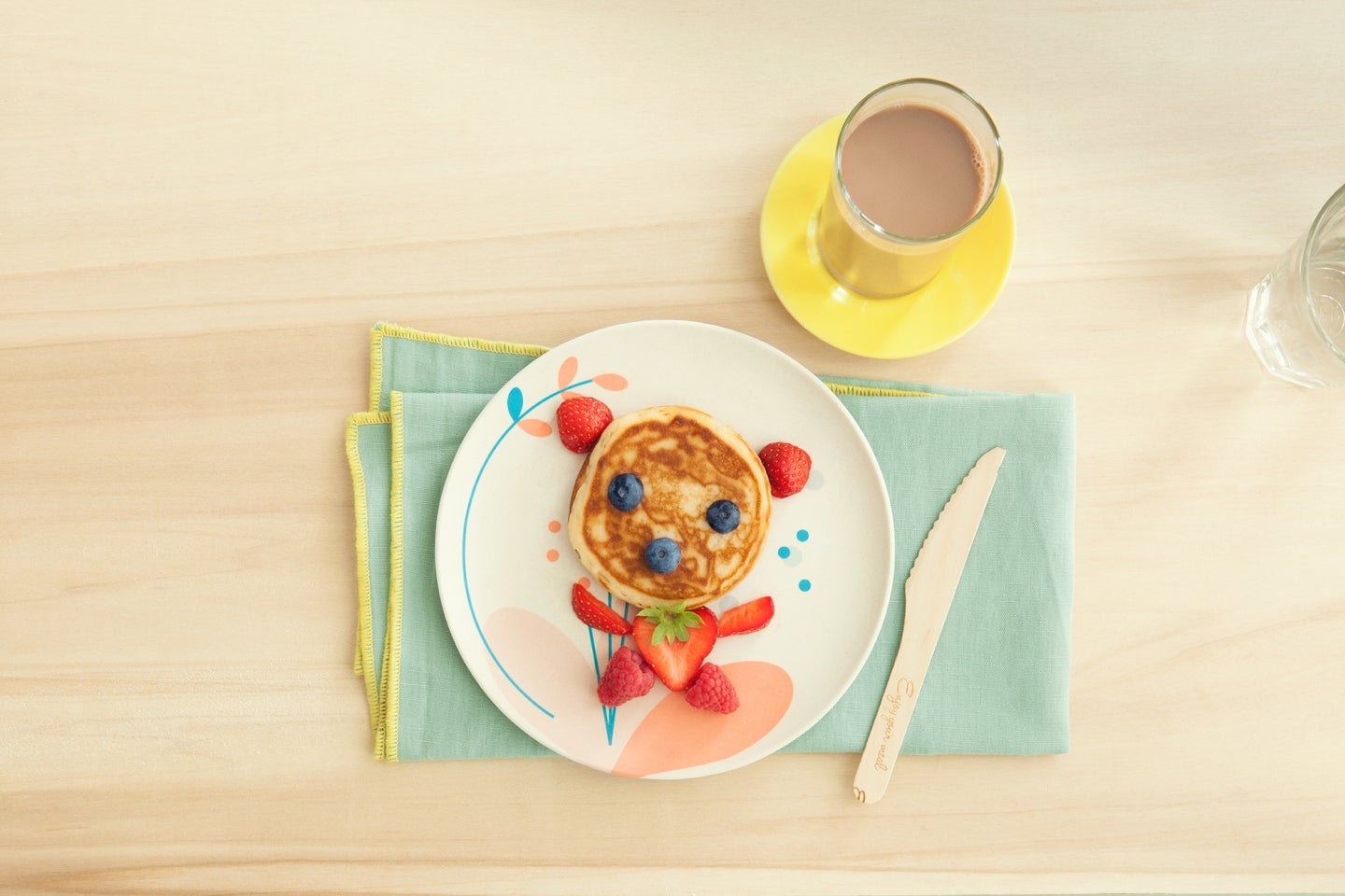 çileklerle bezeli krep ve yanında bir bardak Nesquik çileklerle bezeli krep ve yanında bir bardak Nesquik