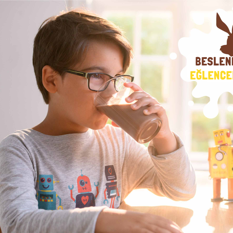 NESQUIK_ECOM_PLP_RobotDrinkingGlass_2857x1950px_TR_tr_20210902_1 (1).png bir bardak Nesquik içen çocuk