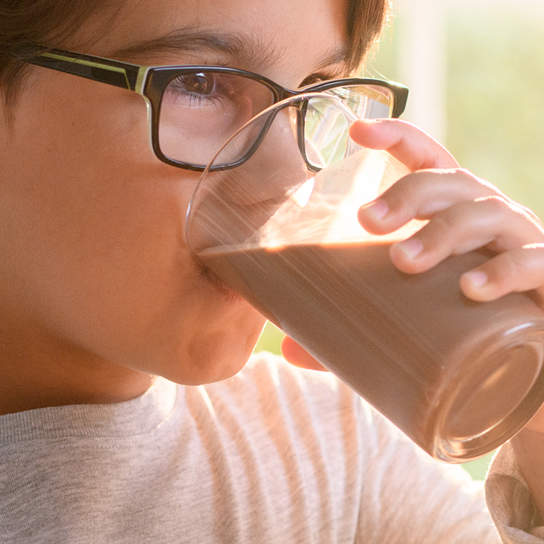 bir bardak Nesquik içen çocuk