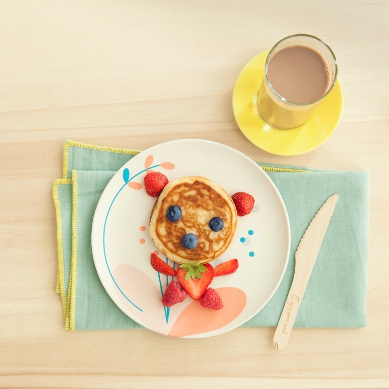 cilekli_krepten_tilki_1984x1322_PT_pt_20210825_1.jpg çileklerle bezeli krep ve yanında bir bardak Nesquik
