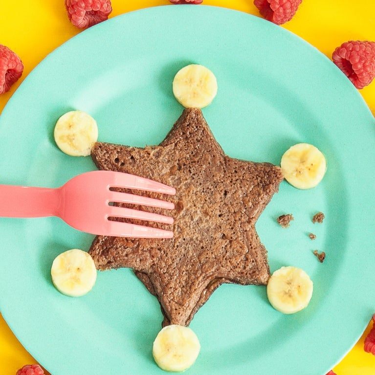 muzlu ve çilekli yıldız şeklinde bir krep ve yanında bir bardak Nesquik