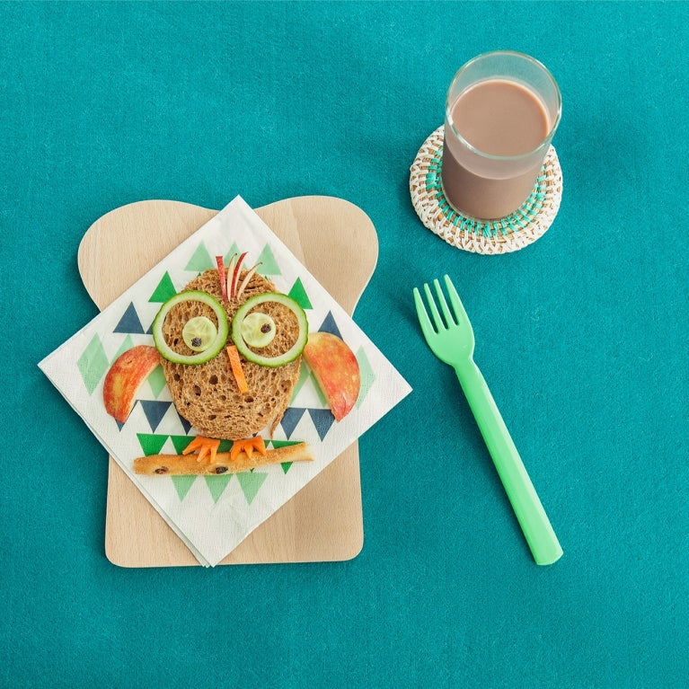 salataliktan_kivircik_baykus_1984x1322_PT_pt_20210825_1.jpg salatalıktan kıvırcık baykuş ve yanında bir bardak Nesquik