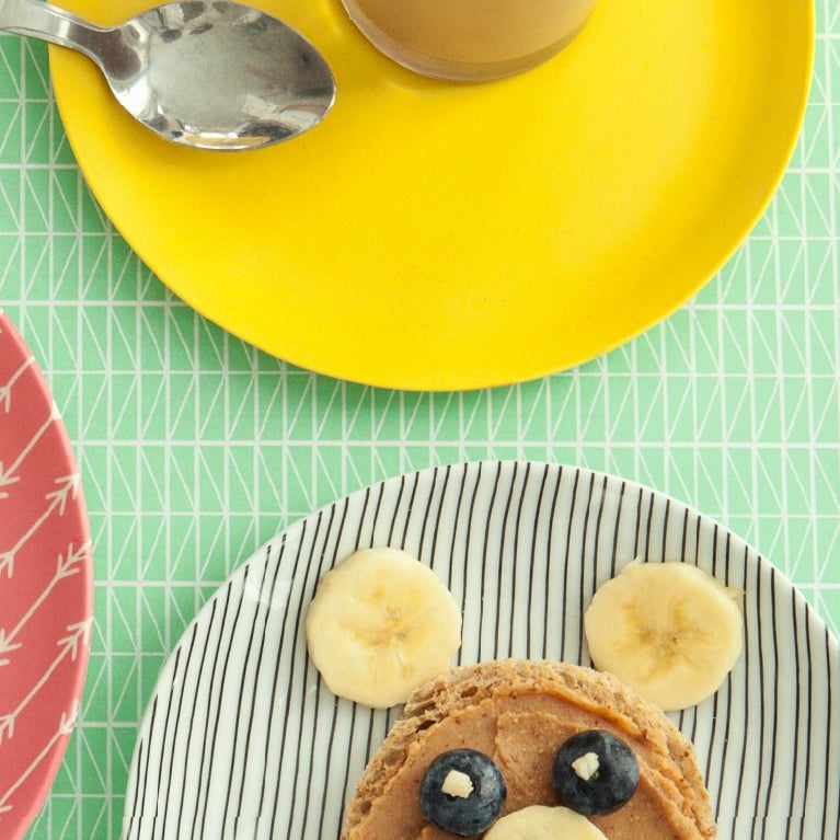 muzlu ve fıstık ezmeli ayıcıklar ve yanında bir bardak Nesquik