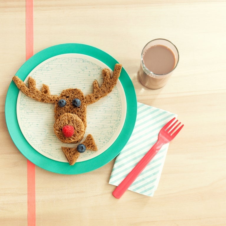 yabanmersinli_ekmekten_geyik_1984x1322_PT_pt_20210825_1.jpg yabanmersinli ekmekten geyik ve yanında bir bardak Nesquik