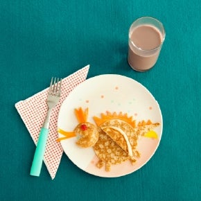 dinozor şeklinde krep ve yanında bir bardak Nesquik