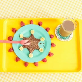 muzlu ve çilekli yıldız şeklinde bir krep ve yanında bir bardak Nesquik muzlu ve çilekli yıldız şeklinde bir krep ve yanında bir bardak Nesquik