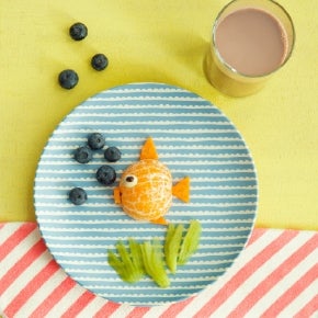 mandalinadan yapılmış balık ve yanında bir bardak Nesquik mandalinadan yapılmış balık ve yanında bir bardak Nesquik