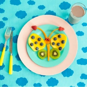 meyve salatasından kelebek ve yanında bir bardak Nesquik meyve salatasından kelebek ve yanında bir bardak Nesquik