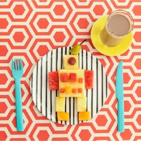 meyvelerden yapılmış bir robot ve yanında bir bardak Nesquik meyvelerden yapılmış bir robot ve yanında bir bardak Nesquik