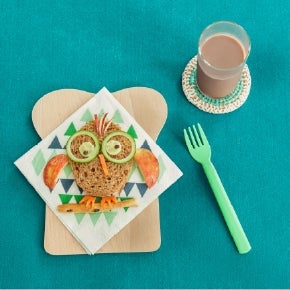 salatalıktan kıvırcık baykuş ve yanında bir bardak Nesquik