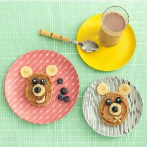 muzlu ve fıstık ezmeli ayıcıklar ve yanında bir bardak Nesquik muzlu ve fıstık ezmeli ayıcıklar ve yanında bir bardak Nesquik