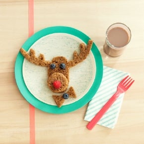 yabanmersinli ekmekten geyik ve yanında bir bardak Nesquik